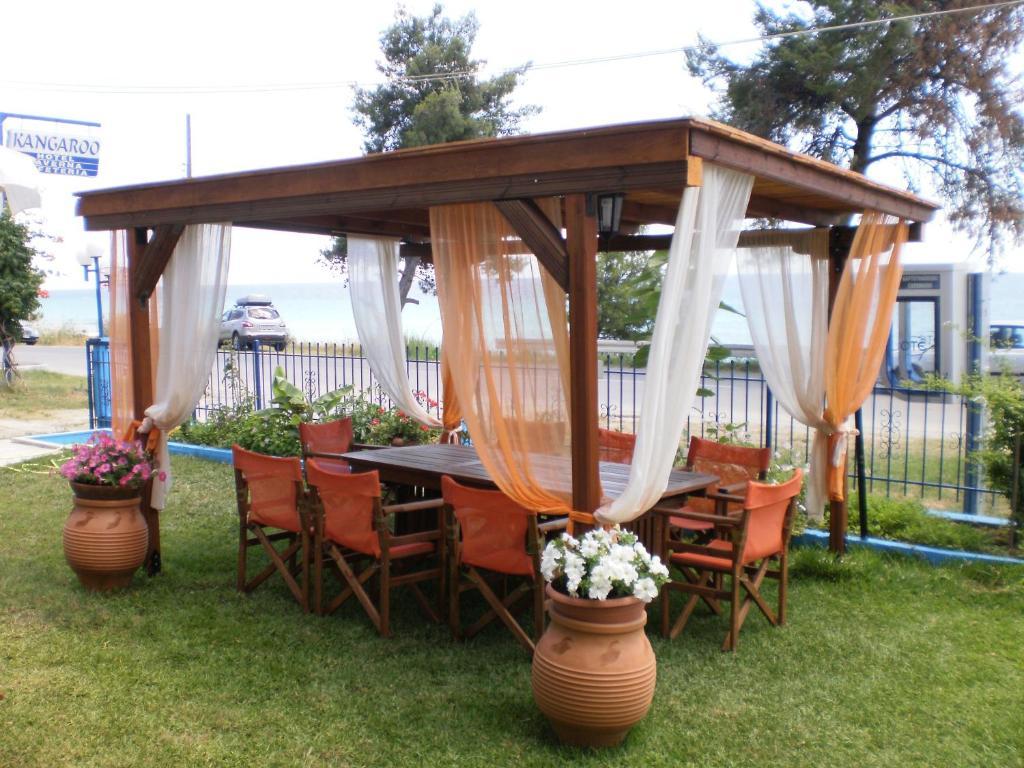 Kangaroo Hotel Mola Kalyva Bagian luar foto