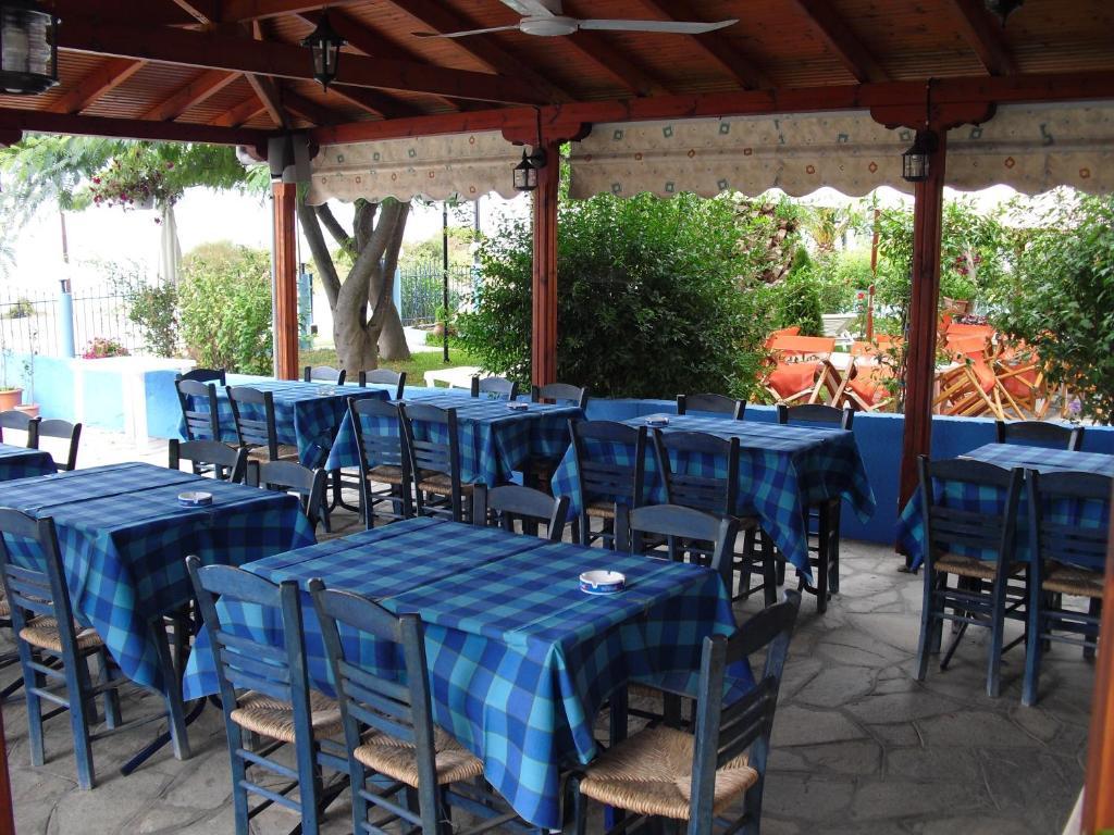 Kangaroo Hotel Mola Kalyva Bagian luar foto