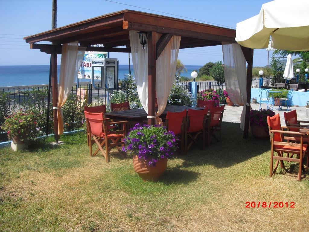 Kangaroo Hotel Mola Kalyva Bagian luar foto