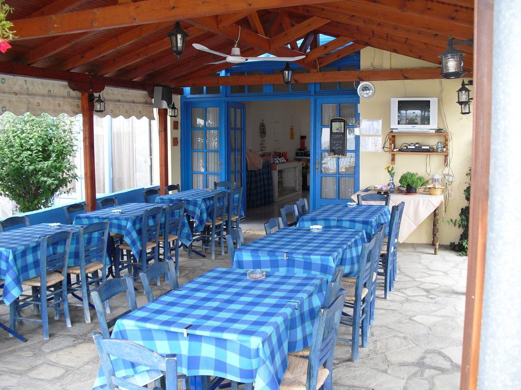 Kangaroo Hotel Mola Kalyva Bagian luar foto
