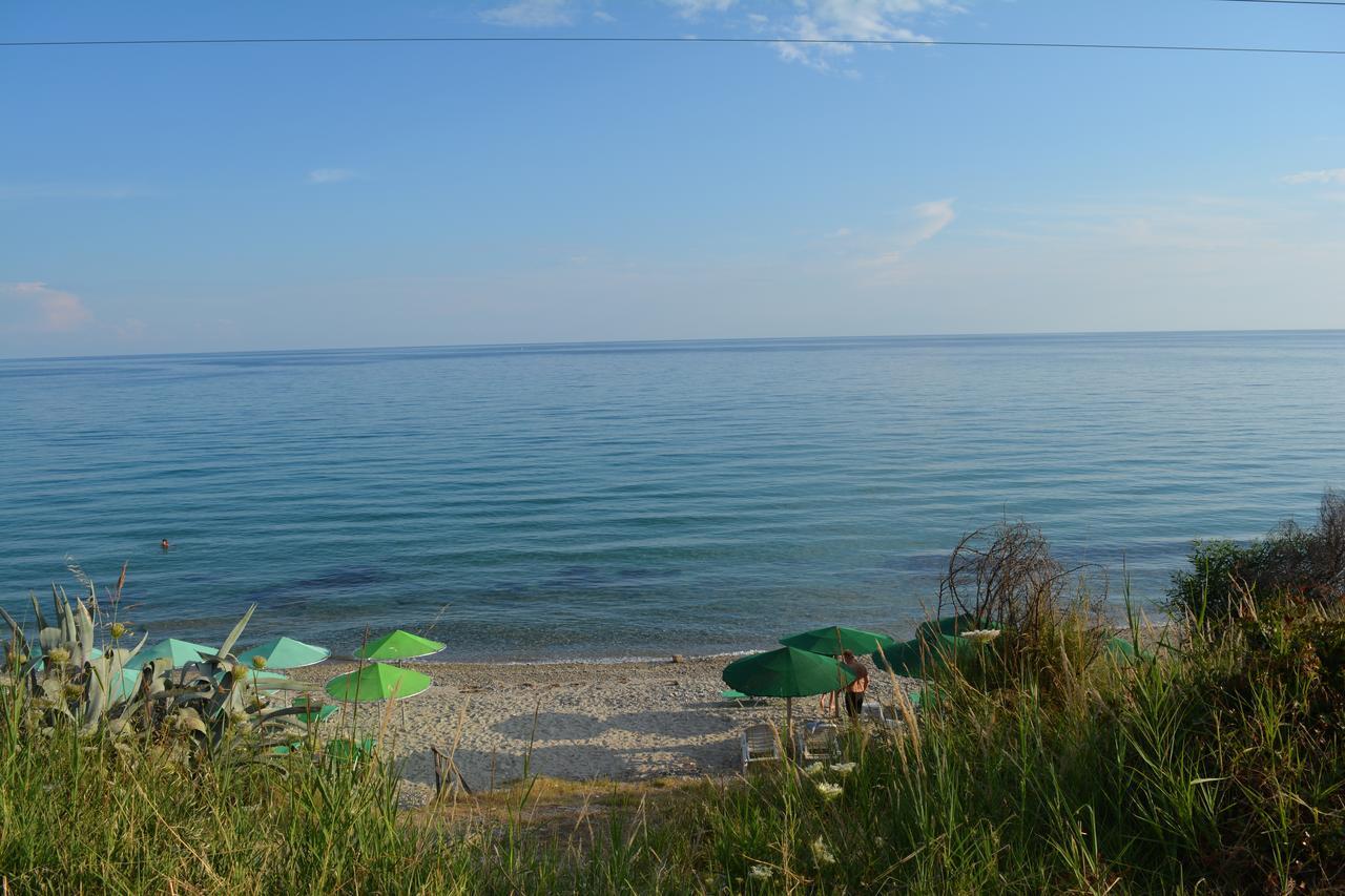 Kangaroo Hotel Mola Kalyva Bagian luar foto