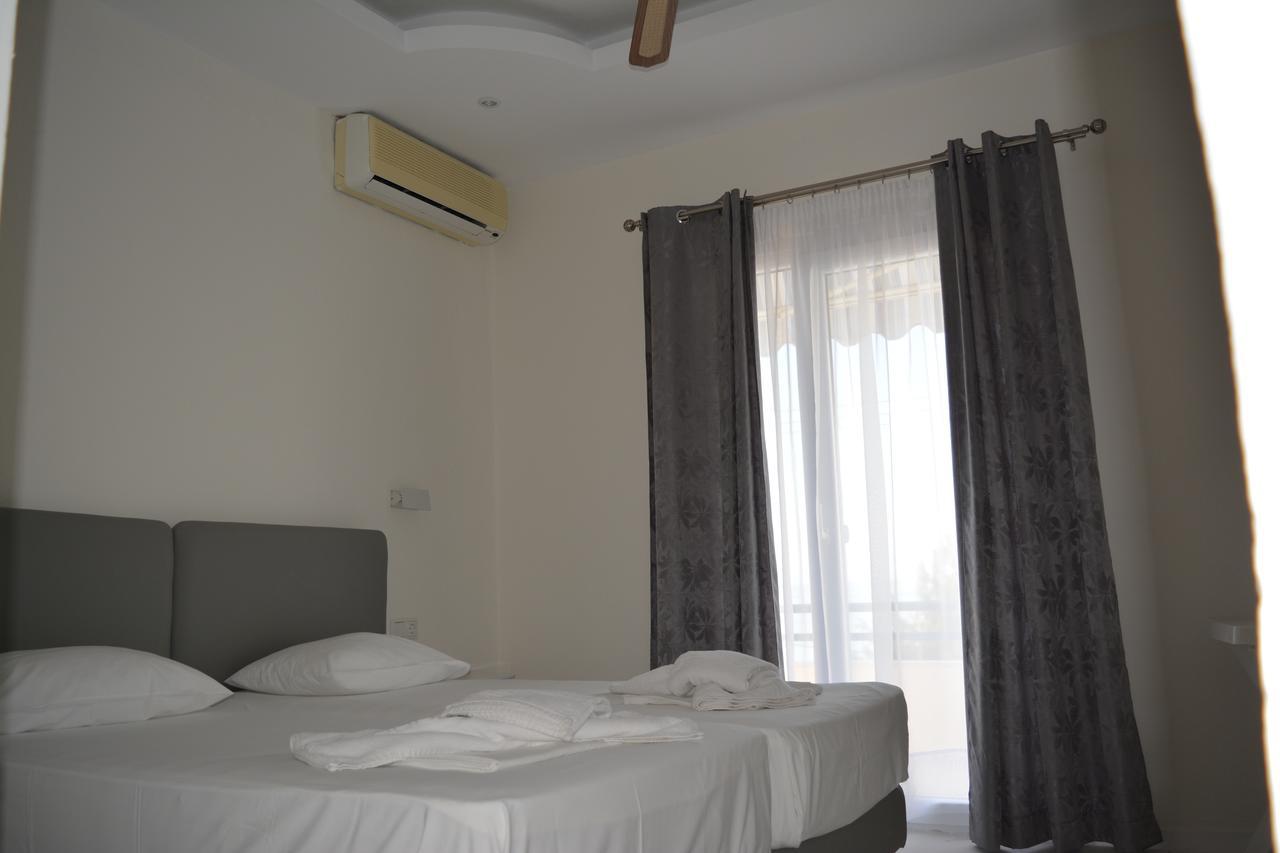 Kangaroo Hotel Mola Kalyva Bagian luar foto