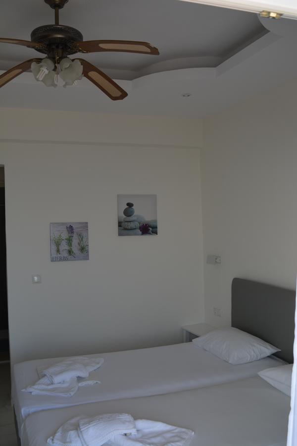 Kangaroo Hotel Mola Kalyva Bagian luar foto