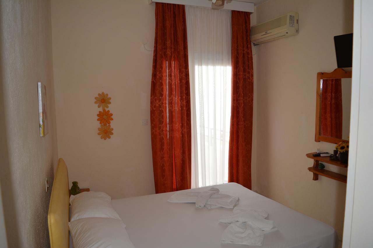 Kangaroo Hotel Mola Kalyva Bagian luar foto