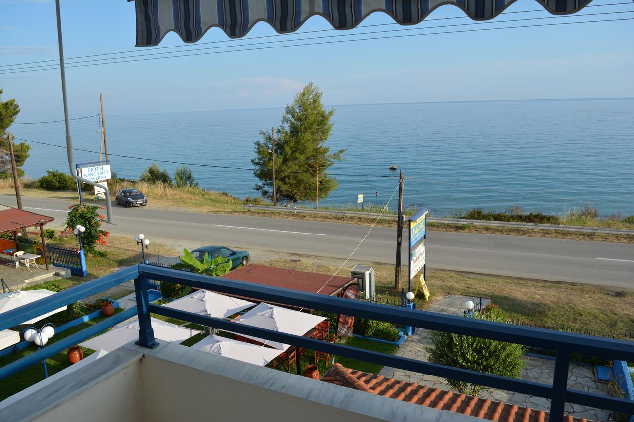 Kangaroo Hotel Mola Kalyva Bagian luar foto