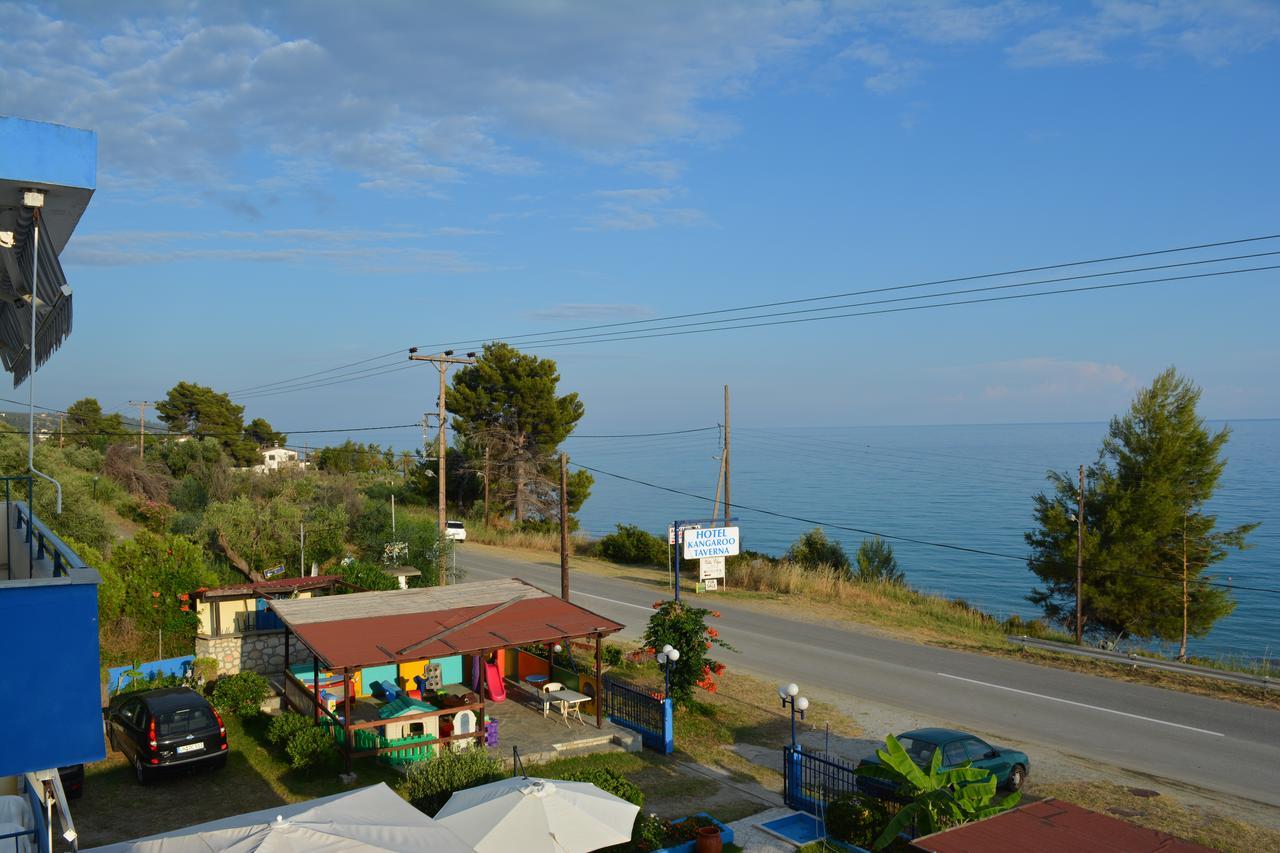 Kangaroo Hotel Mola Kalyva Bagian luar foto